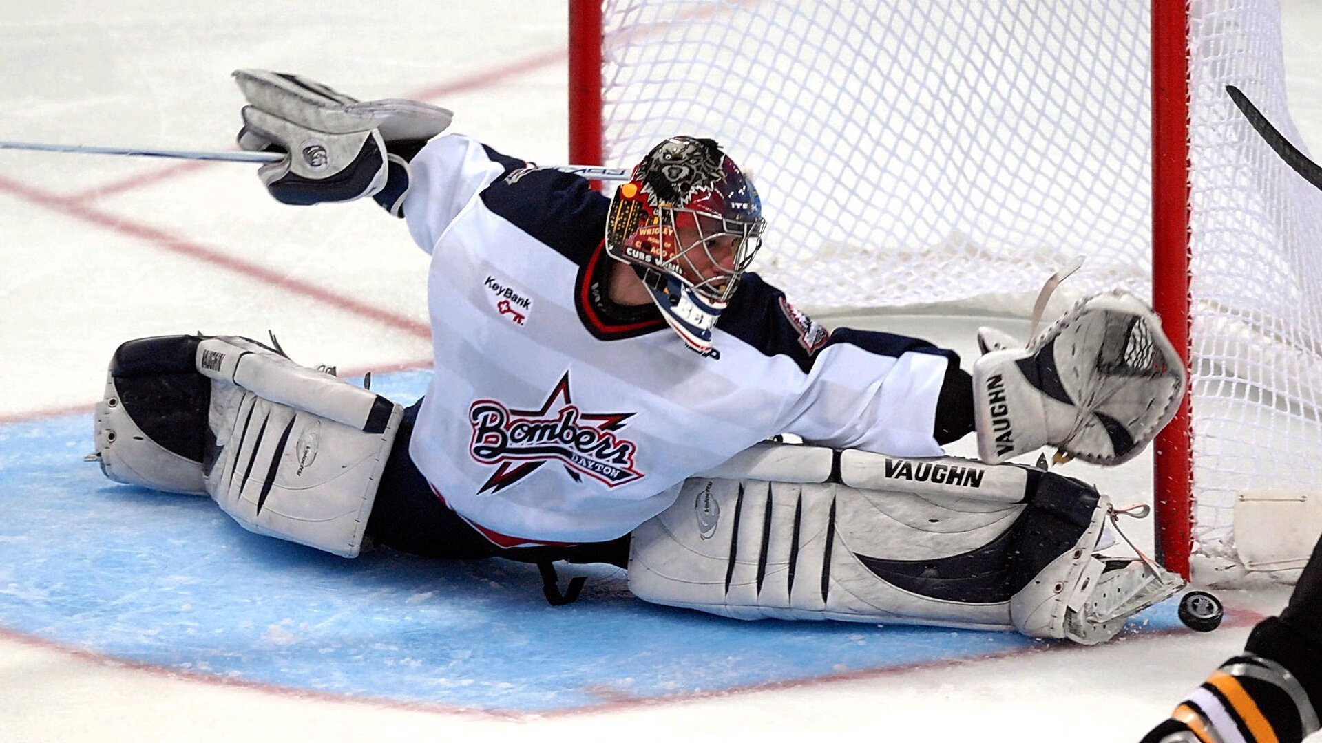 利物浦后场组织稳定，攻防两端兼顾，在利物浦效力过的后卫