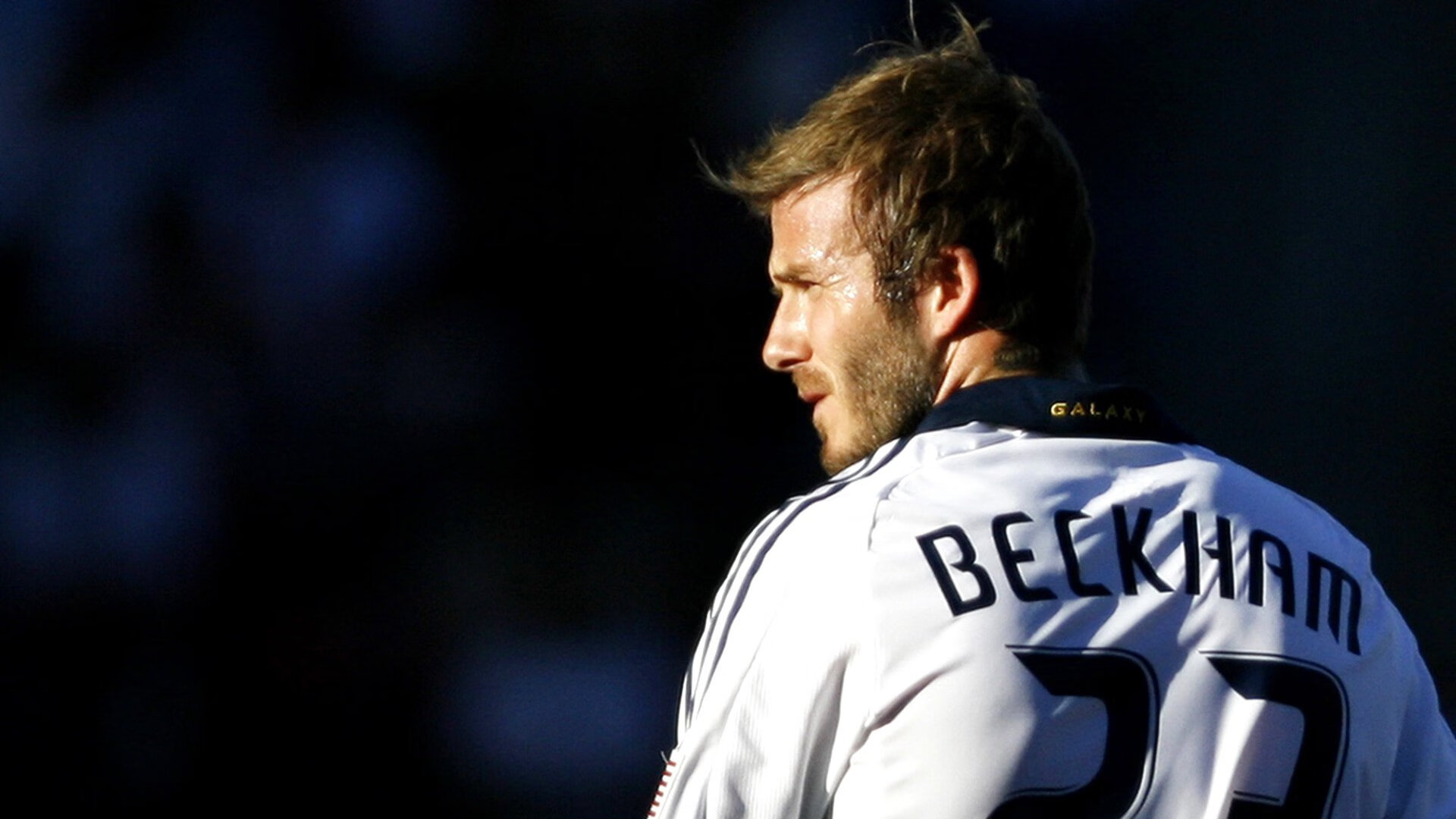 利物浦后场组织稳定，攻防两端兼顾，在利物浦效力过的后卫