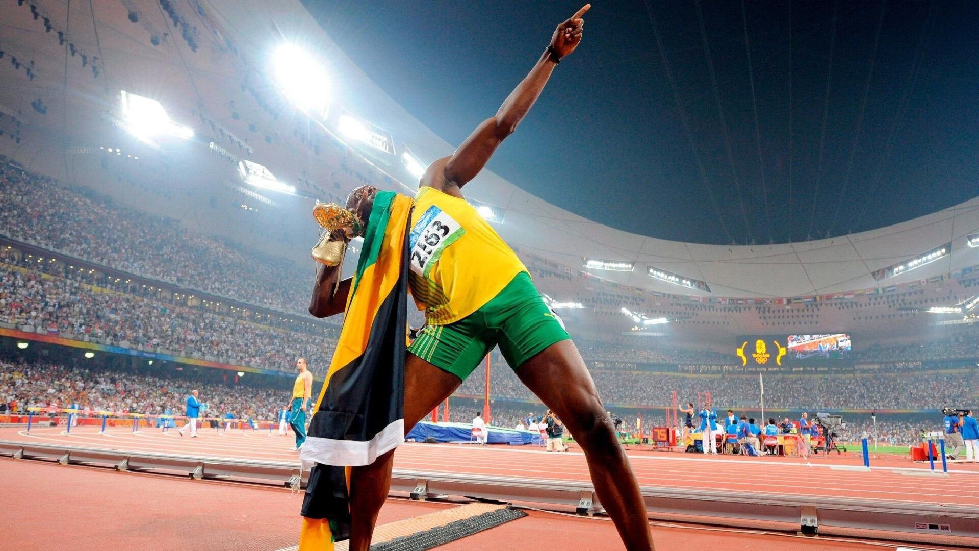 麦基翁200米仰泳赛场表现引关注，游泳名将麦基翁